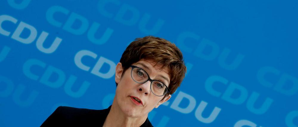 CDU-Chefin Annegret Kramp-Karrenbauer hat die SPD in der Causa Leyen gewarnt, die Koalition nicht " maximal" zu belasten.