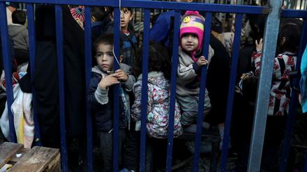 Anstehen für die Registrierung: Flüchtlingskinder im Lager Moria auf der griechischen Insel Lesbos. 