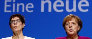 Was haben Annegret Kramp-Karrenbauer (l.) und Angela Merkel aus dem Fall Maaßen gelernt?