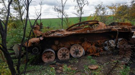 Ein zerstörter russischer T-72-Panzer ist in der Nähe der Frontlinie in der Region Mykolaiv (Symbolbild)
