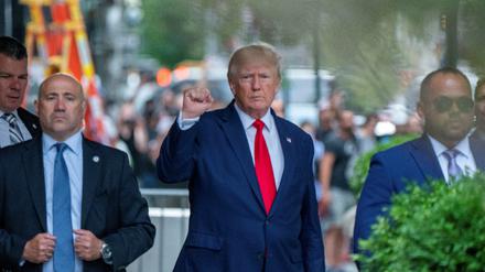 Zwei Tage nach der Durchsuchung seines Anwesend Mar-a-Lago, kehrt Trump im Trump Tower in New York ein.
