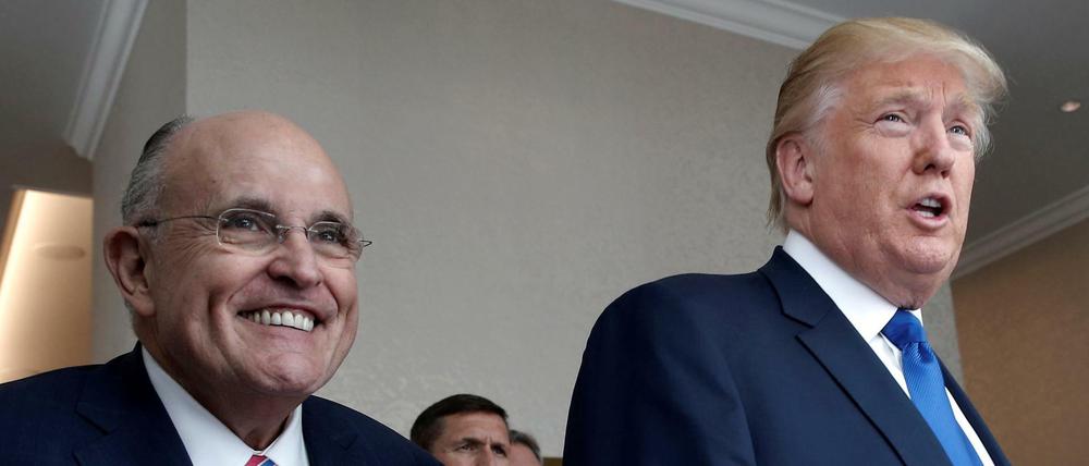 US-Präsident Donald Trump (rechts) mit Rudolph Giuliani (Archivbild vom 16. September 2016) 