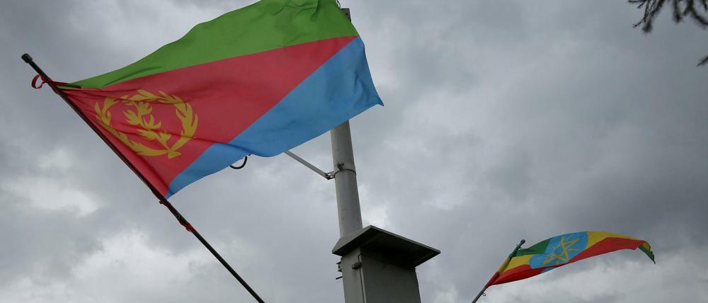 Eine äthiopische und eine eritreische Flagge flattern im Wind.