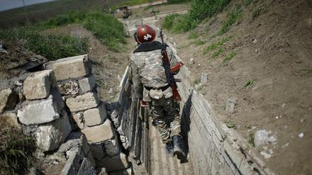 Armenische Soldaten auf einem Posten an der Grenze zu Berg-Karabach (Archivbild) 