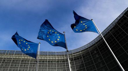 Flaggen vor dem Gebäude der EU-Kommission in Brüssel.