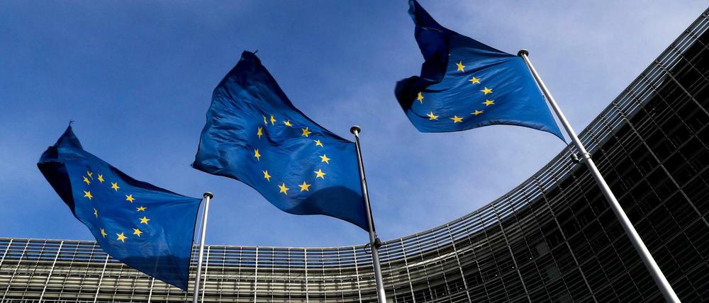Flaggen vor dem Gebäude der EU-Kommission in Brüssel.