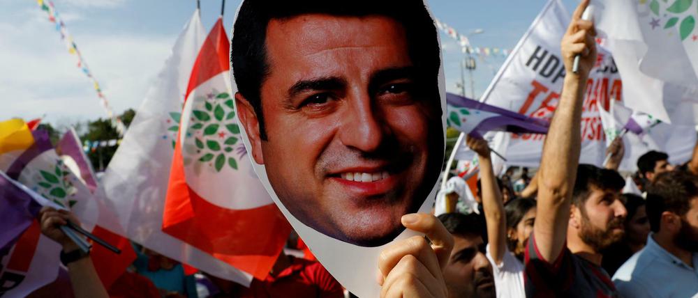 Auf einer Demonstration in Ankara wird ein Bild des früheren HDP-Chefs Selahattin Demirtas hochgehalten. 