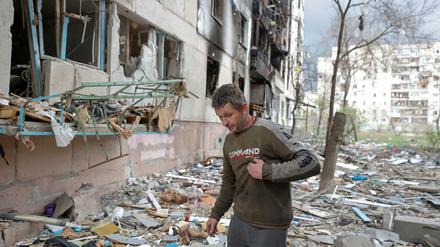 Ein Einwohner von Sjewjerodoneszk läuft an einem zerstörten Gebäude vorbei.