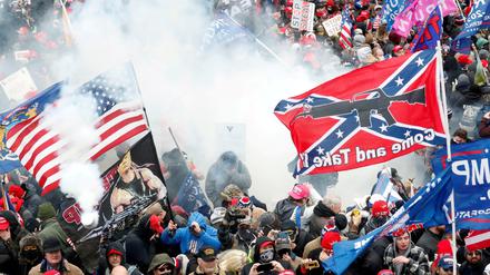 Beim "Sturm auf das Kapitol" trugen Anhänger von Donald Trump die Fahne der Konföderierten mit sich, der Südstaaten, die im amerikanischen Bürgerkrieg für die Fortsetzung der Sklaverei kämpften.