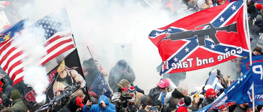 Beim "Sturm auf das Kapitol" trugen Anhänger von Donald Trump die Fahne der Konföderierten mit sich, der Südstaaten, die im amerikanischen Bürgerkrieg für die Fortsetzung der Sklaverei kämpften.