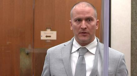 Der Ex-Polizist Derek Chauvin kommt vor seiner Anhörung in den Gerichtssaal.