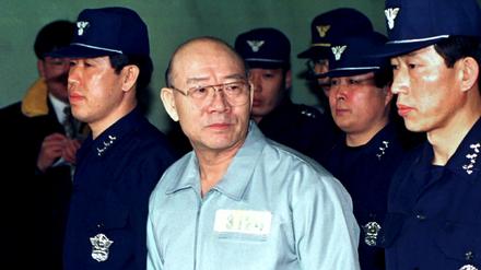 Südkoreas früherer Machthaber Chun Doo Hwan im Jahr 1996 auf dem Weg zum Gericht