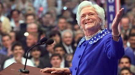 Die ehemalige US-First-Lady Barbara Bush freute sich im Jahr 2000 über Jubelrufe aus der Menge. 