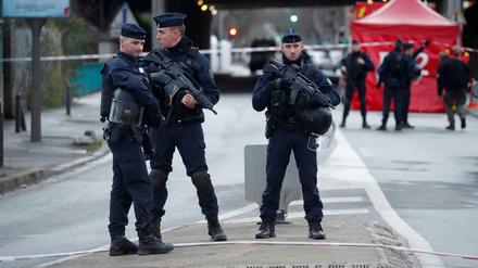 Französische Polizisten sichern in der Nähe von Paris den Tatort, an dem ein Angreifer auf Personen einstach.