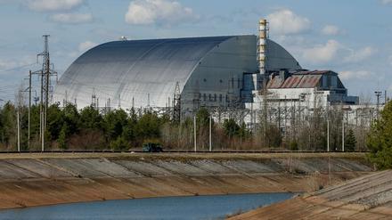 Ein Blick auf den durch einen Sarkophag geschützten Reaktor des Kernkraftwerks Tschernobyl.