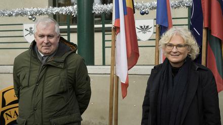 Bundesverteidigungsministerin Christine Lambrecht (SPD) mit ihrem litauischen Amtskollegen Arvydas Anusauskas bei einem Besuch auf der Militärbasis in Rukla im Dezember.