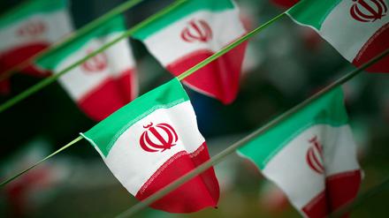 Iranische Flaggen wehen auf einer Straße in Teheran.