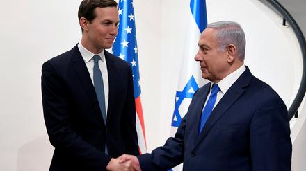Kennen sich gut: Jared Kushner (l) und Israels Regierungschef Benjamin Netanjahu 