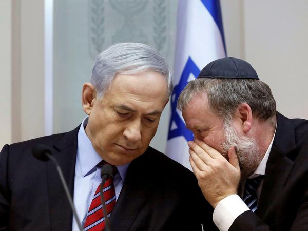 Früher saßen Benjamin Netanjahu (l.) und Avicai Mandelblit gemeinsam am Kabinettstisch.