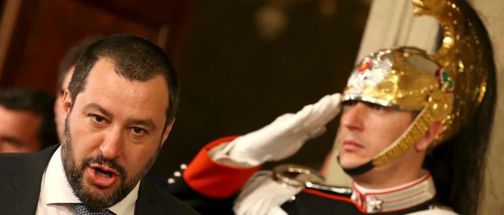 Wenigstens auf dem Kopf glänzt es. Lega-Chef Matteo Salvini nach einem Gespräch bei Italiens Staatspräsident Sergio Mattarella.