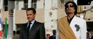 Seite an Seite. Niolad Sarkozy (links) und der damalige libysche Präsident Muammar al-Gaddafi.
