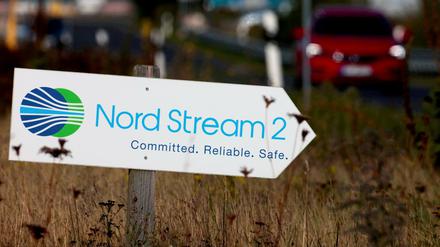 Die umstrittene Pipeline Nord Stream 2 - hier ein Hinweisschild in Lubmin - steht kurz vor der Fertigstellung. 