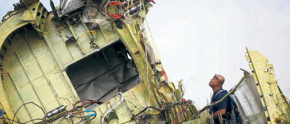 Experten sind sicher, dass die Maschine von einer Boden-Luft-Rakete – abgefeuert aus Separatistengebiet– zerstört wurde. 
