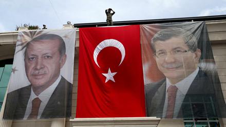 Türkeis Ministerpräsident Ahmet Davutoglu zieht sich aus seinen Ämtern zurück - wird Erdogans Schwiegersohn Ministerpräsident?