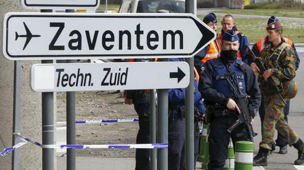 Belgische Polizei kontrolliert die Eingänge zum Flughafen Zaventem, der am Sonntag zumindest in Teilen wiedereröffnet wurde. 