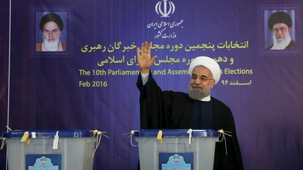 Das Lächeln des Präsidenten - Hassan Ruhani nach der Abstimmung über die Volksvertretung.