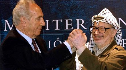 Schimon Peres und Jassir Arafat am 3. November 2001.