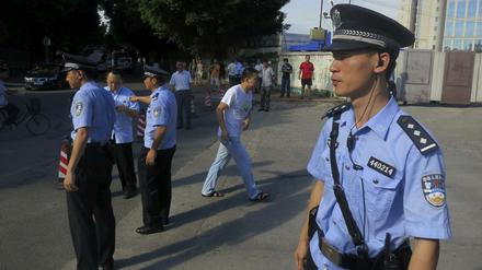 Chinesische Polizisten bewachen das Gerichtsgebäude in Guangzhou, in dem gegen den Menschenrechtsaktivisten Guo Feixiong verhandelt wurde. Die UN wirft dem chinesischen Justizsystem Folter und Misshandlungen vor.