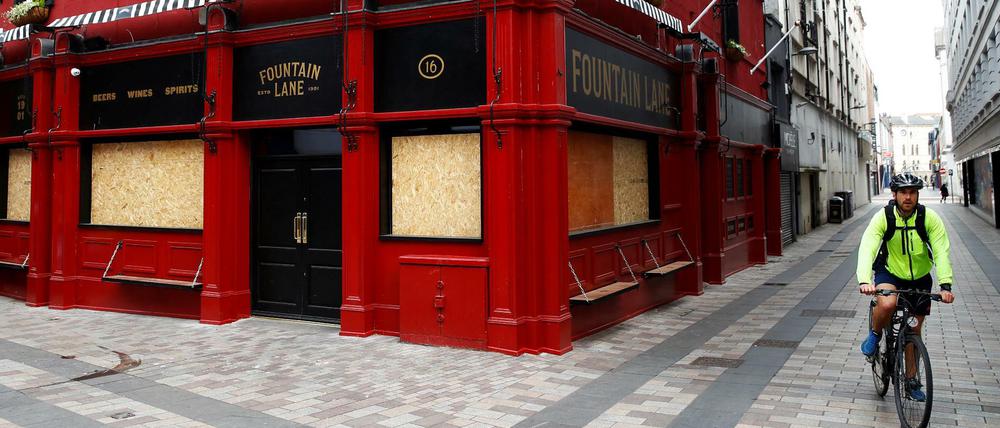 Quelle ohne Wasser. Der Fountain Lane Pub in Belfast hat während der Coronakrise gerade geschlossen. 