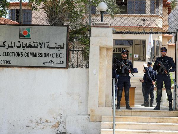 Alles sicher? Sicherheitskräfte in Gaza bewachen ein regionales Wahlbüro.