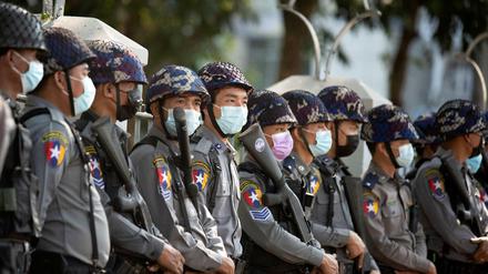 Militärische Einsatzkräfte während eines Protestes gegen den Militärputsch in Yangon, Myanmar am 04.02.2022.