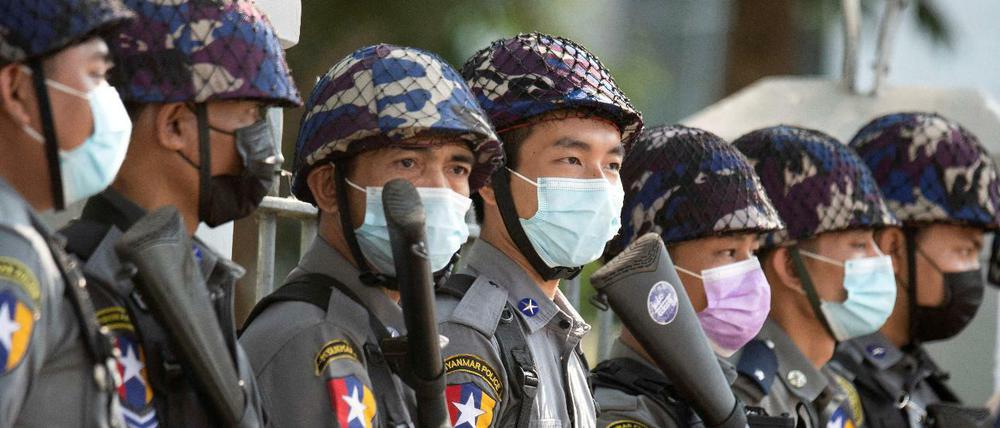 Militärische Einsatzkräfte während eines Protestes gegen den Militärputsch in Yangon, Myanmar am 04.02.2022.