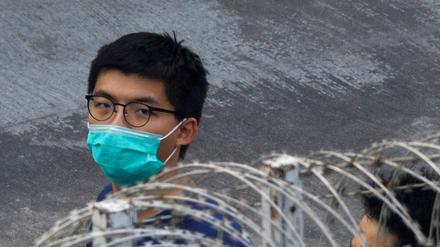 Der Hongkonger Aktivist Joshua Wong (links) hinter Stacheldraht (Archivbild von Dezember 2020) 