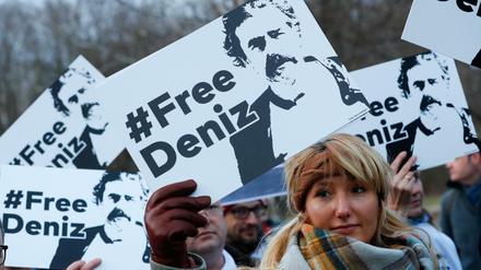 Freiheit für Deniz Yücel fordern Demonstranten vor der türkischen Botschaft in Berlin. 