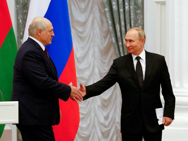 Wladimir Putin und Alexander Lukaschenko schütteln sich im September in Moskau die Hände.