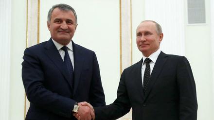 Anatoly Bibilov, Präsident der Region Südossetien und Wladimir Putin, Präsident Russlands während eines Treffens ins Moskau.