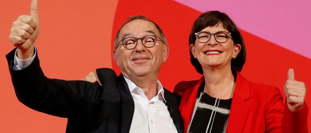 Auch Sieger können ihre Meinung ändern: Saskia Esken and Norbert Walter-Borjans geben am Wahlabend Zeichen.