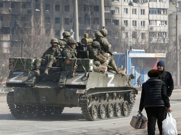 Pro-russische Truppen in der belagerten Hafenstadt Mariupol