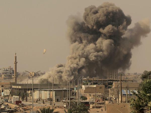 Fast alltägliches Bild: Rauchschwaden nach einem Angriff des IS auf syrische Streitkräfte.