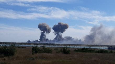 Rauch steigt vom russischen Militärflughafens in der Nähe von Nowofedoriwka auf der Krim auf.