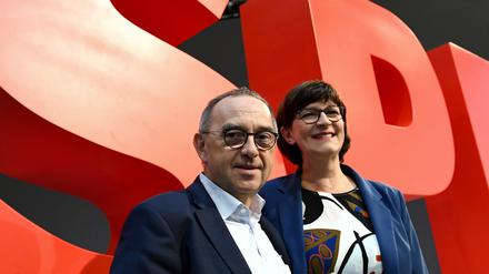 Sind stolz auf die Geschossenheit ihrer Partei: SPD-Vorsitzende Norbert Walter-Borjans und Saskia Esken.