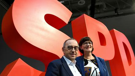 Große Aufgabe für die Neuen: Norbert Walter-Borjans und Saskia Esken, Vorsitzende der SPD, auf dem Parteitag im Dezember.