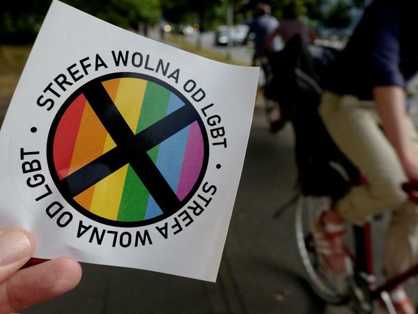 LGBT-feindlicher Aufkleber der polnischen Wochenzeitung „Gazeta Polska“