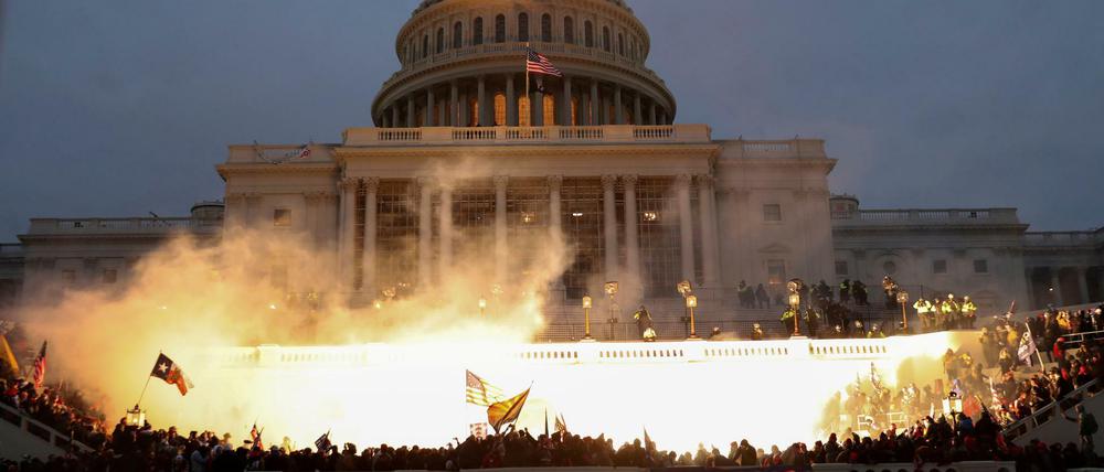 Flammen und Rauch vor dem Capitol in Washington D.C.