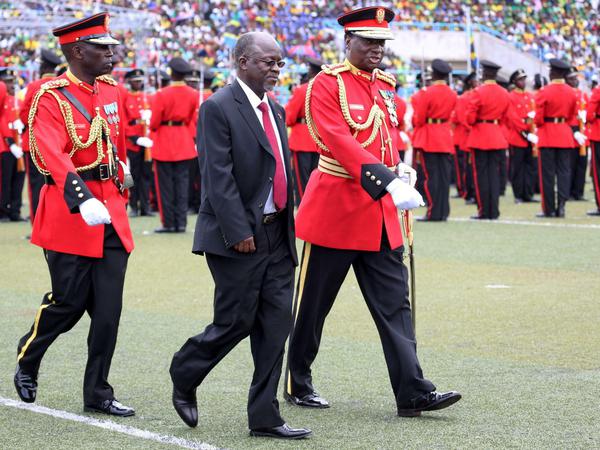 Präsident John Magufuli im Uhuru Stadium in Dar es Salaam.