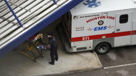 Ein Covid-19-Patient wird ins Houston Methodist Hospital in Texas eingeliefert.